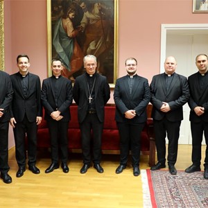 Nadbiskup Kutleša povjerio službe ovogodišnjim mladomisnicima